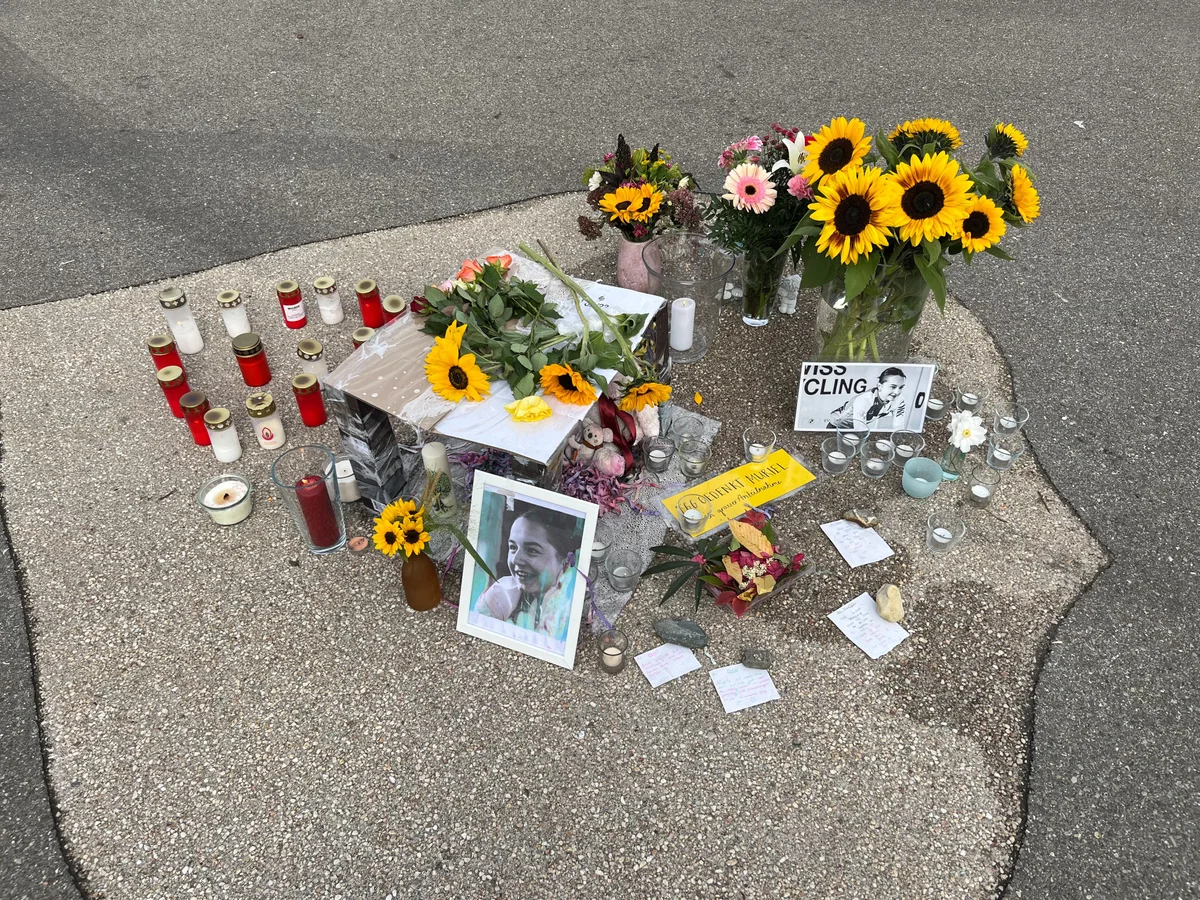 Blumen, Kerzen und Botschaften auf Zettelchen – die Trauer in Egg ist gross. Blumen, Kerzen und Bilder an einer Gedenkstätte für Muriel Furrer in Egg.